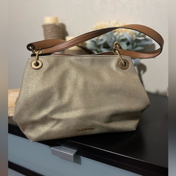 In Excellent Condition Michael Kors Raven Large Raven Gold Leather Shoulder Bag - Picture 2 of 9